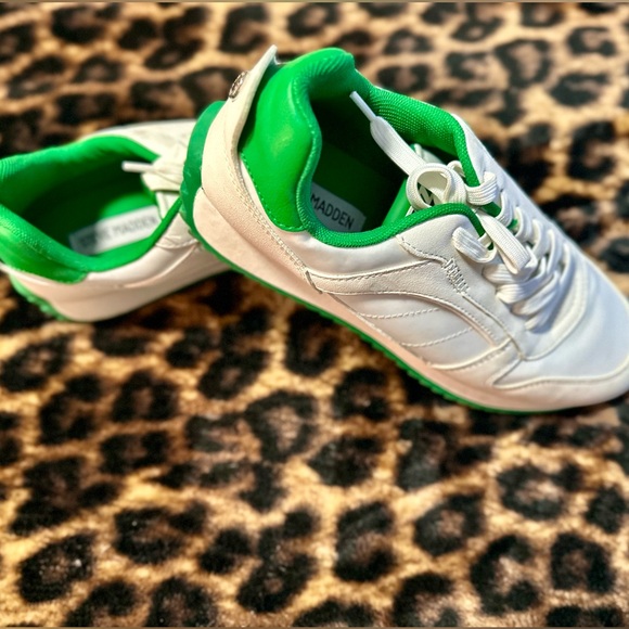 Steve Madden Tennis Shoes in EUC - Picture 3 of 3
